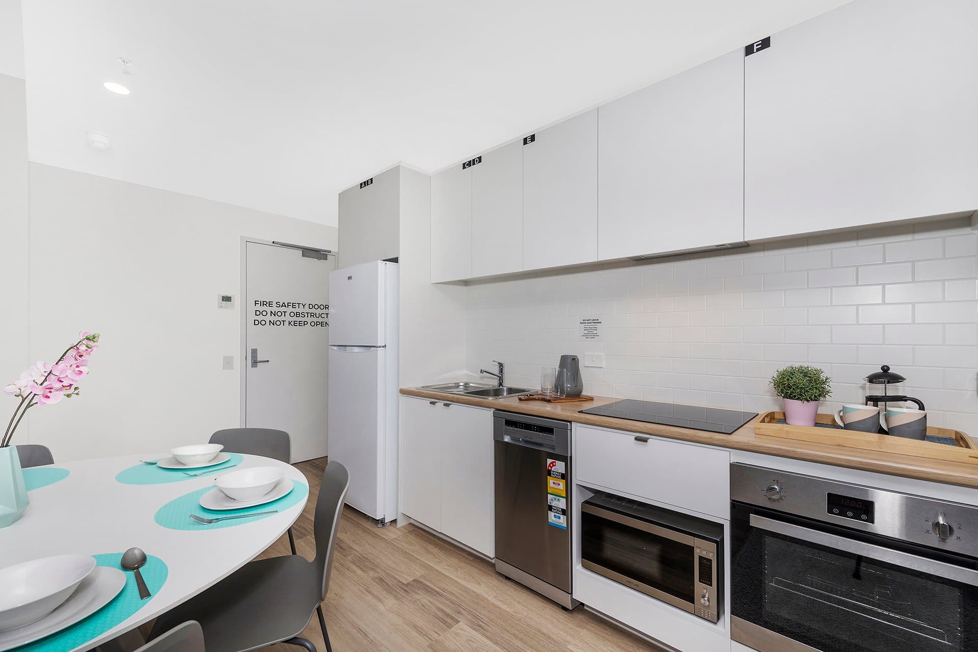 King Single Bed With 6 Bed Apartment With Ensuite - 5