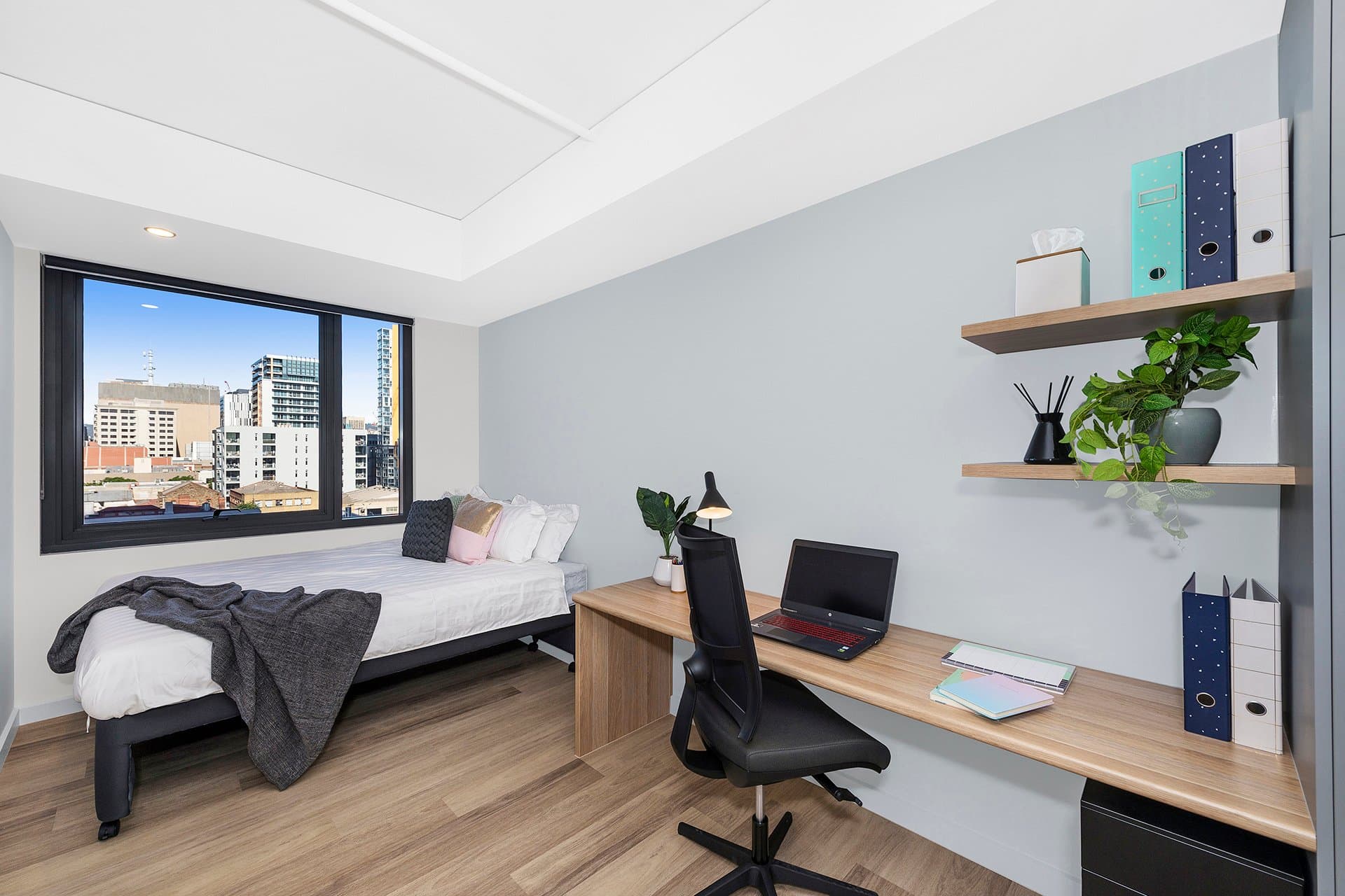 King Single Bed With 6 Bed Apartment With Ensuite - 7