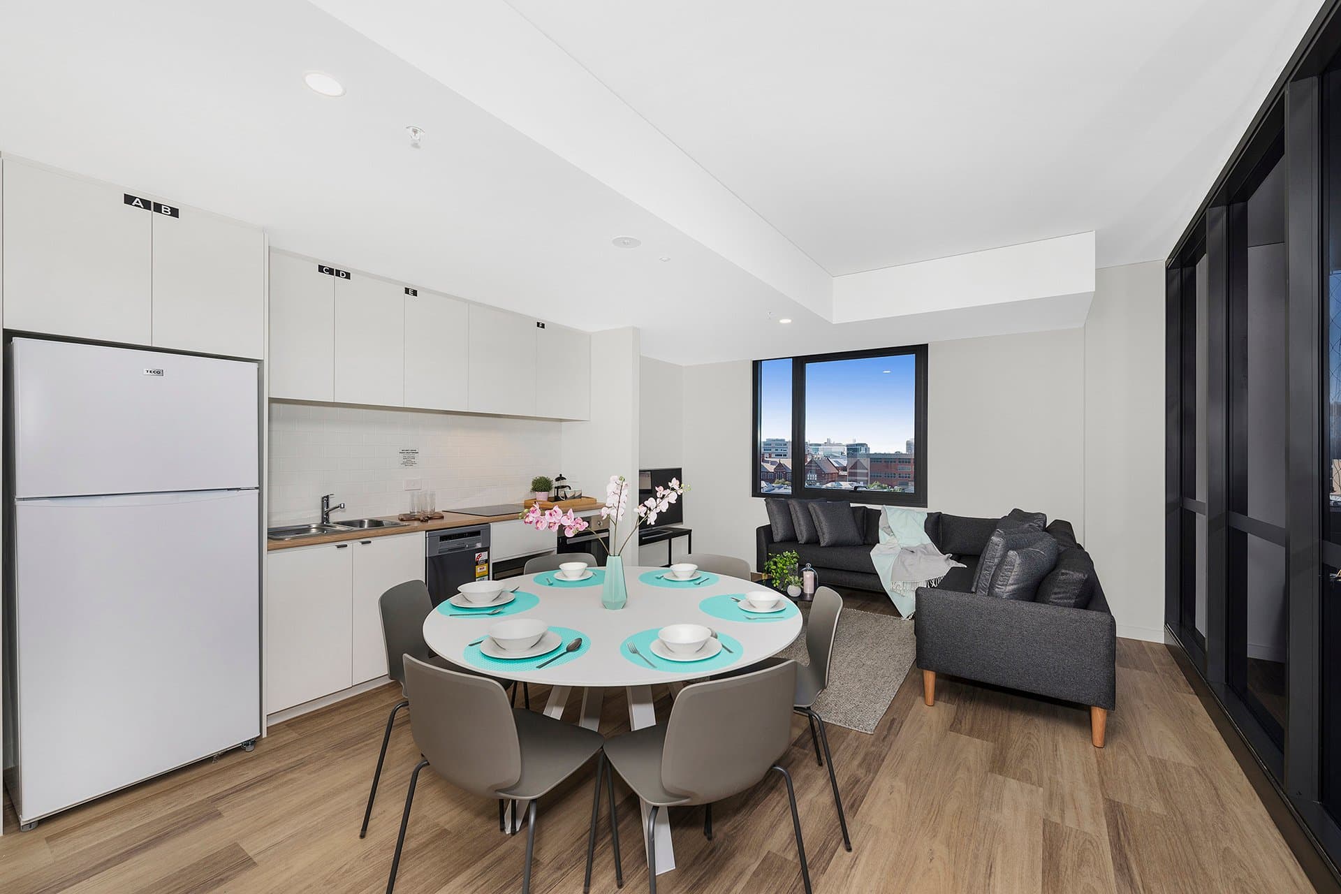 King Single Bed With 7 Bed Apartment With Ensuite - 4