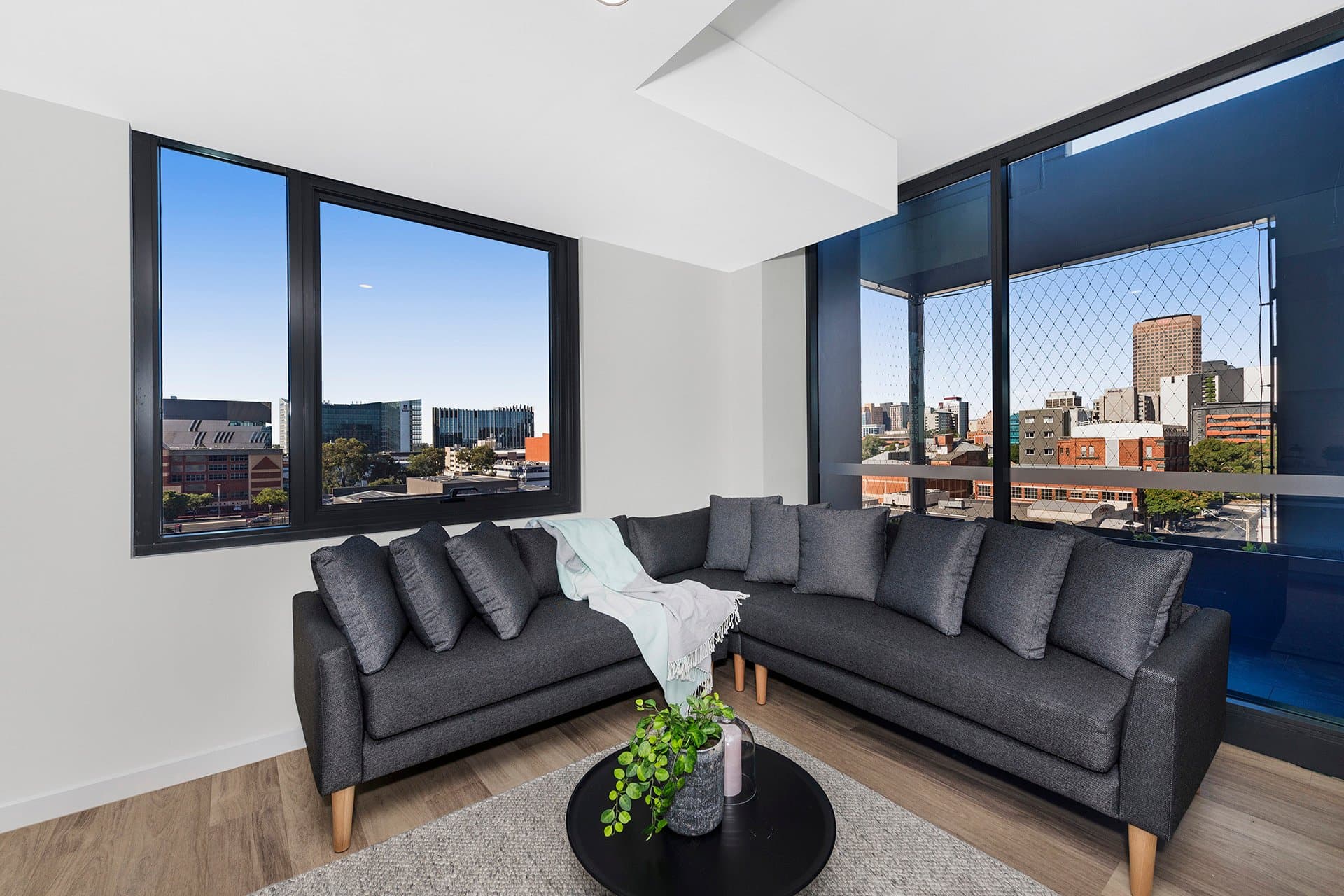 King Single Bed With 7 Bed Apartment With Ensuite - 6