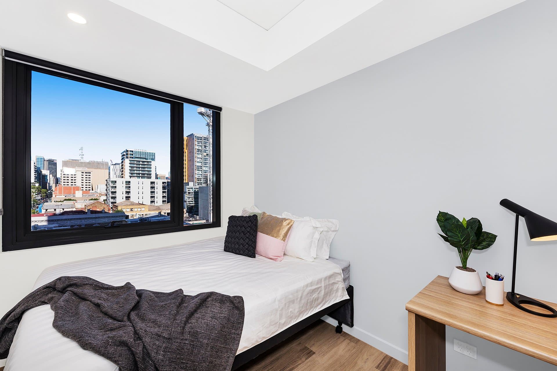 Queen Bed With 7 Bed Apartment With Ensuite - 8