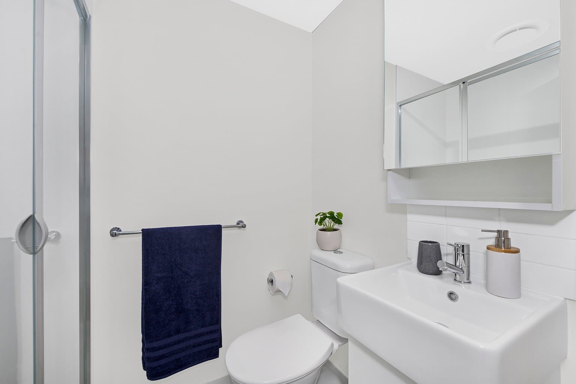 Queen Bed With 5 Bed Apartment With Ensuite - 3