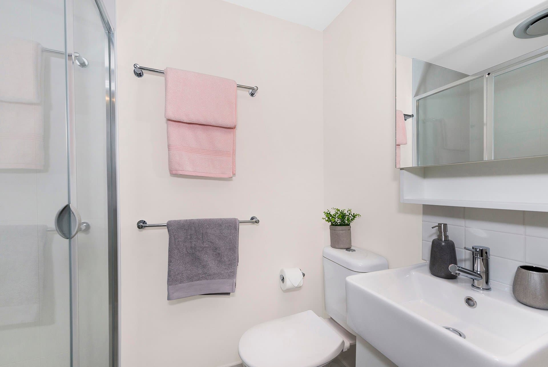 King Single Bed With 3 Bed Apartment With Ensuite - 3