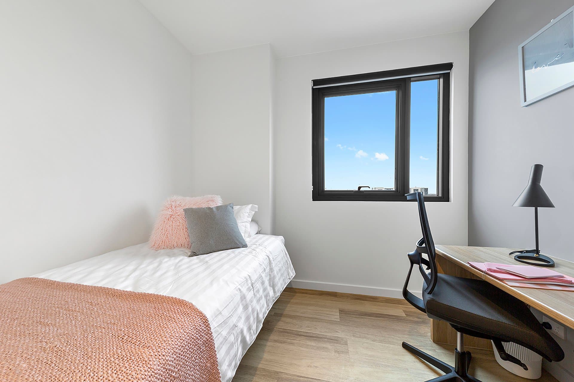 King Single Bed With 3 Bed Apartment With Ensuite - 19