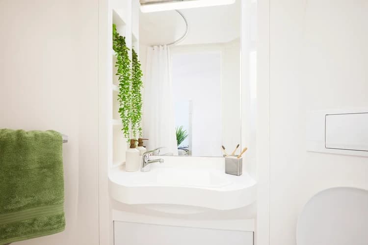 Large High Single En-Suite - 3