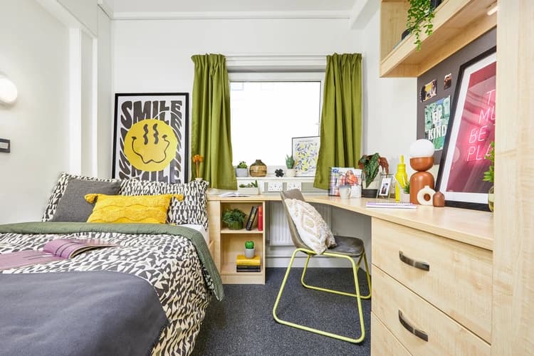 Large High Double En-Suite - 1