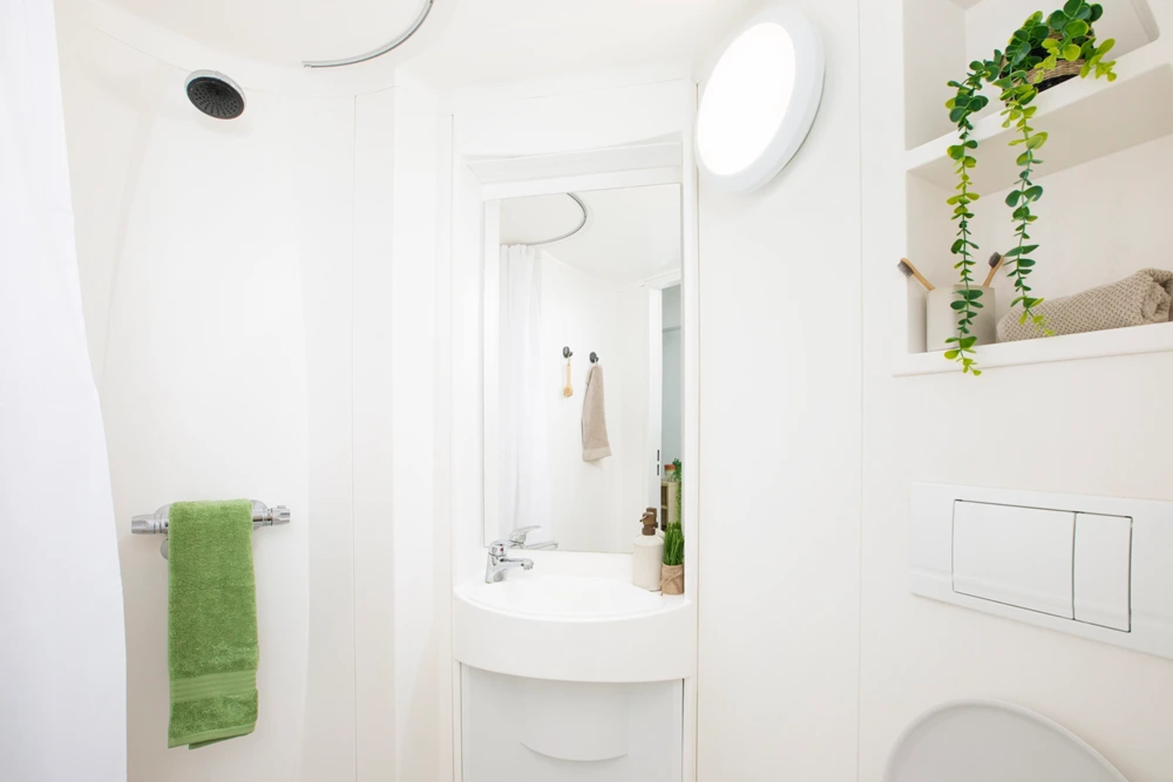 Large High Single En-Suite - 2