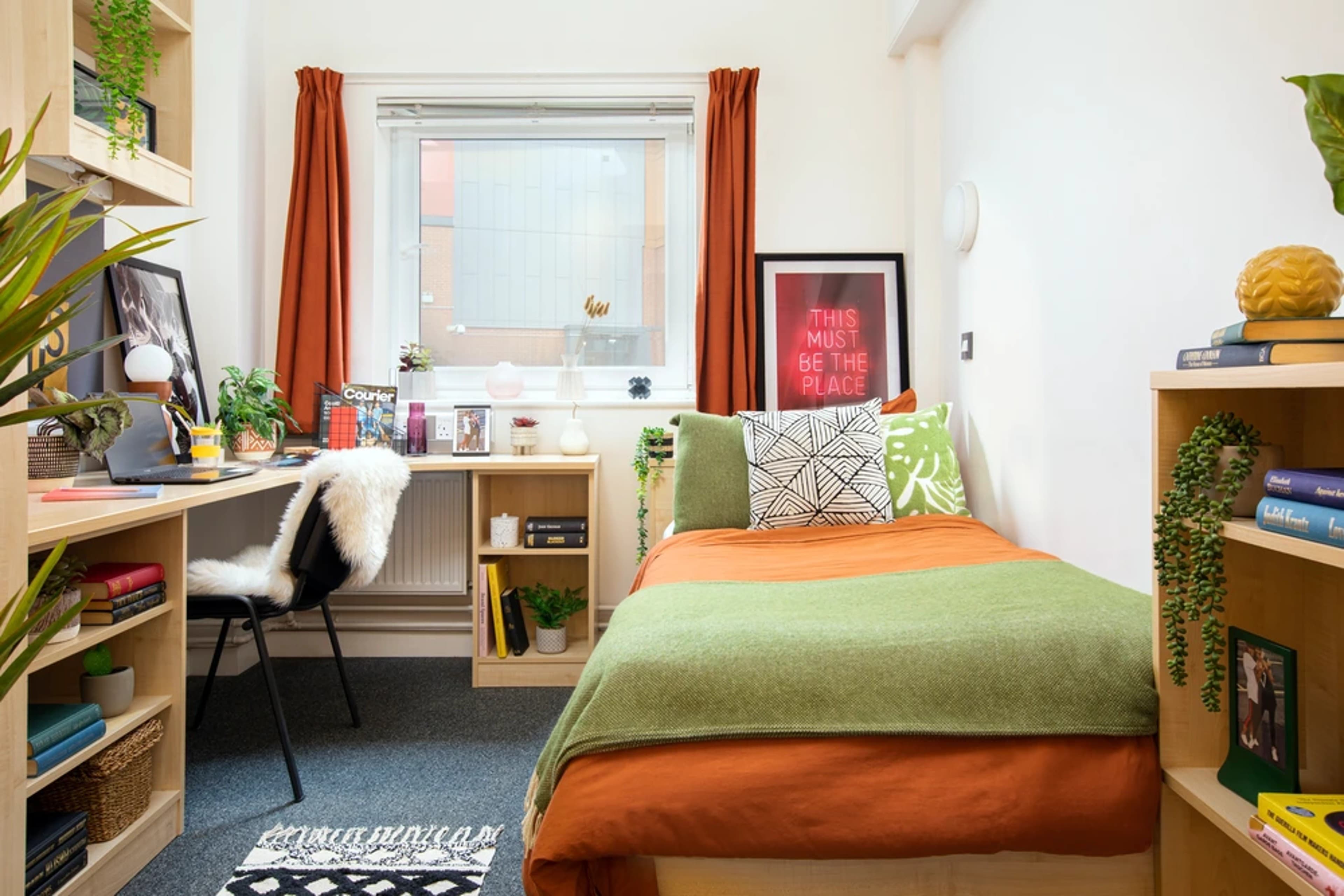 Large High Single En-Suite - 1