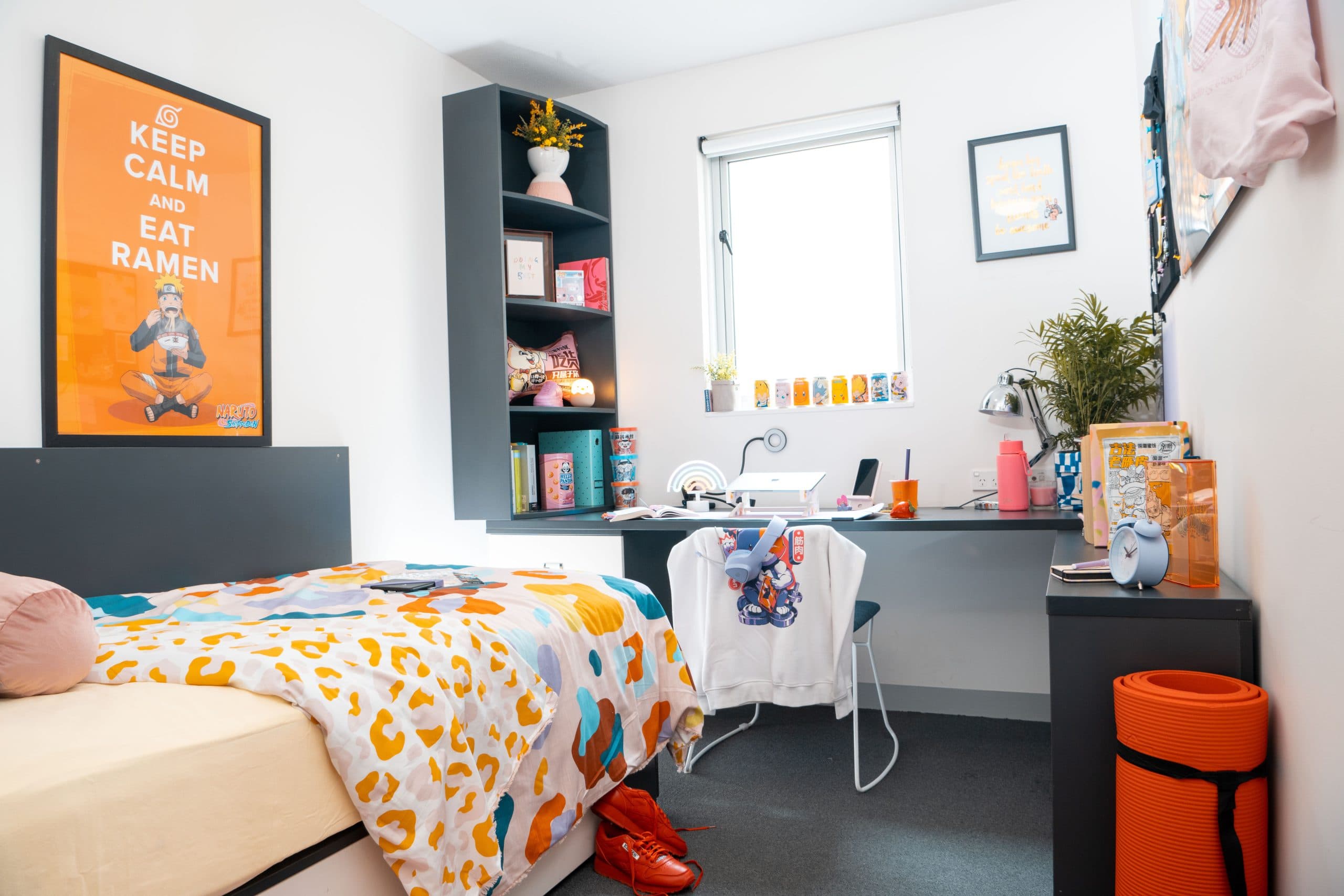 King Single Bed, 5 Bed Apartment With En-Suite - 1
