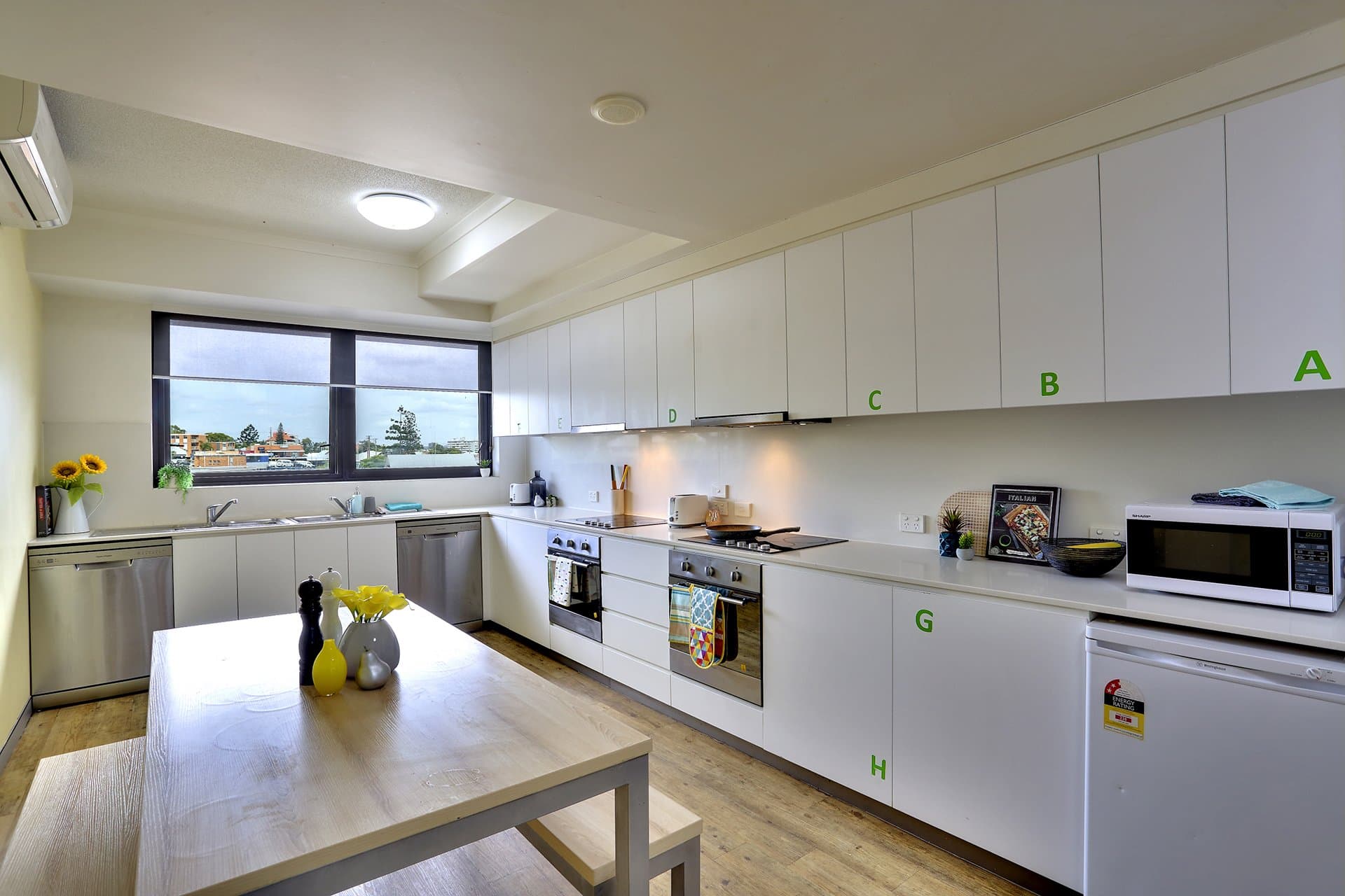 King Single Bed, Twin Room In 16 Bed Apartment - 5