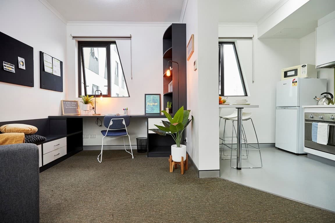 King Single Bed, 5 Bed Apartment With Ensuite - 14