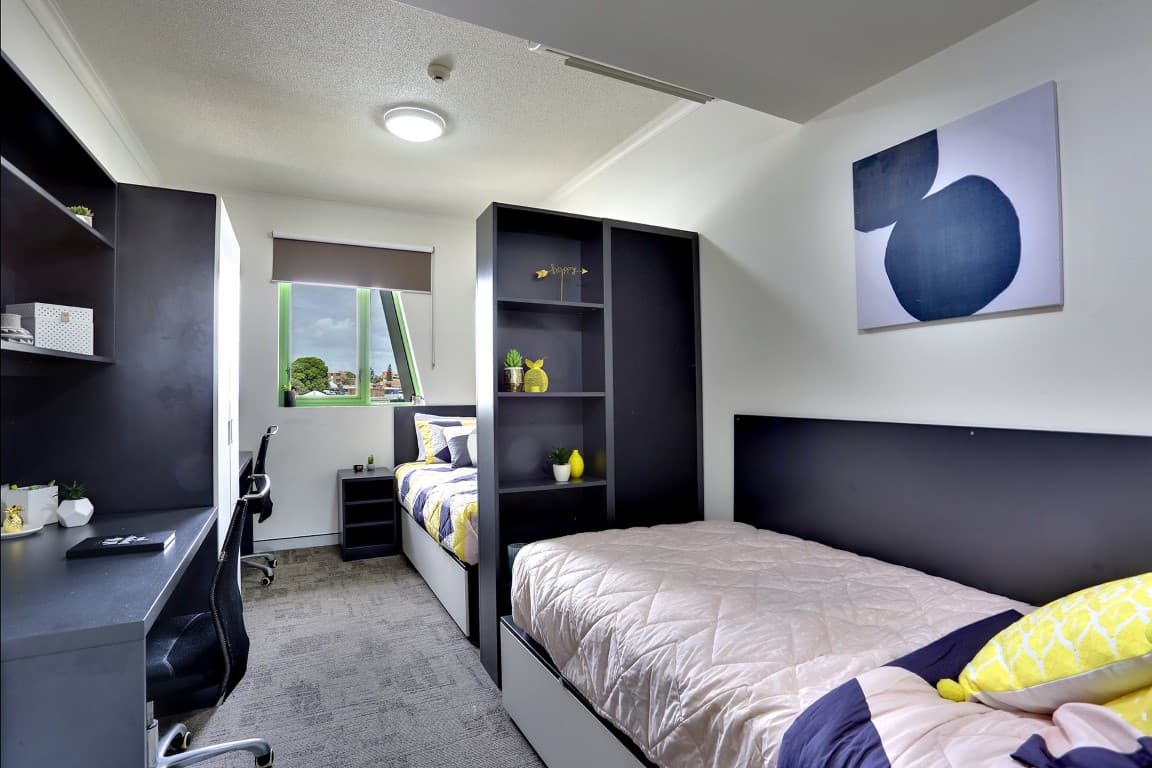 King Single Bed, 5 Bed Apartment With Ensuite - 10