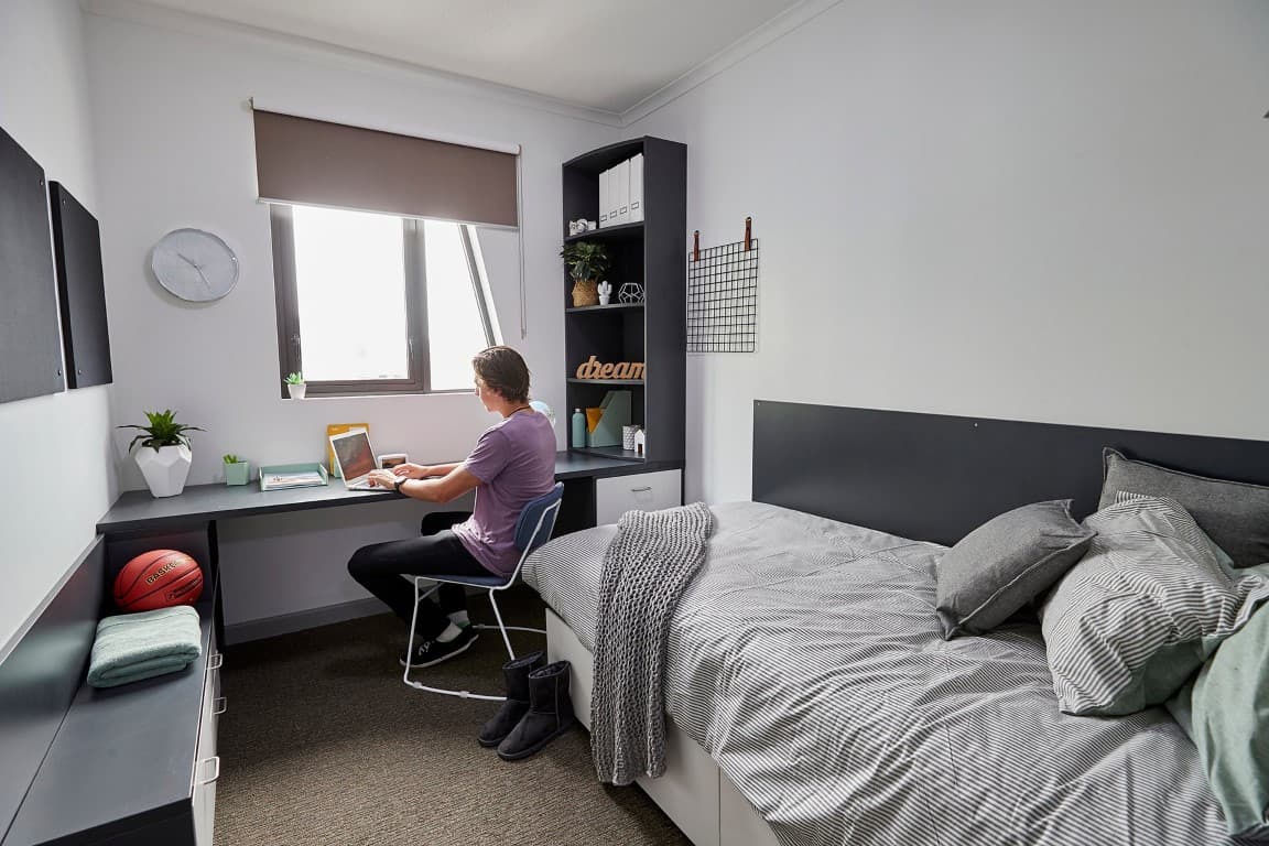 King Single Bed, 5 Bed Apartment With Ensuite - 8