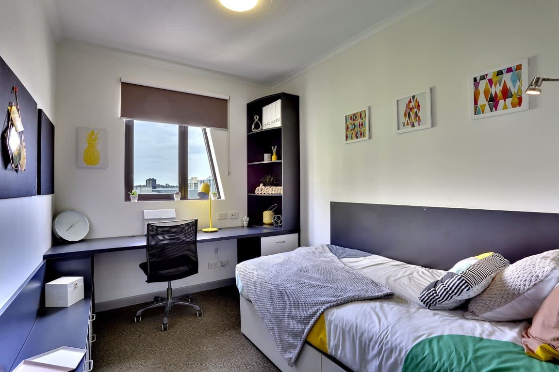 King Single Bed, 5 Bed Apartment With Ensuite - 2