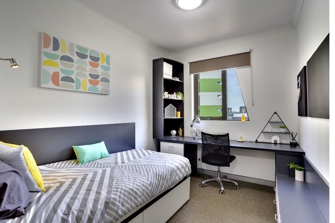 King Single Bed, 5 Bed Apartment With Ensuite - 1