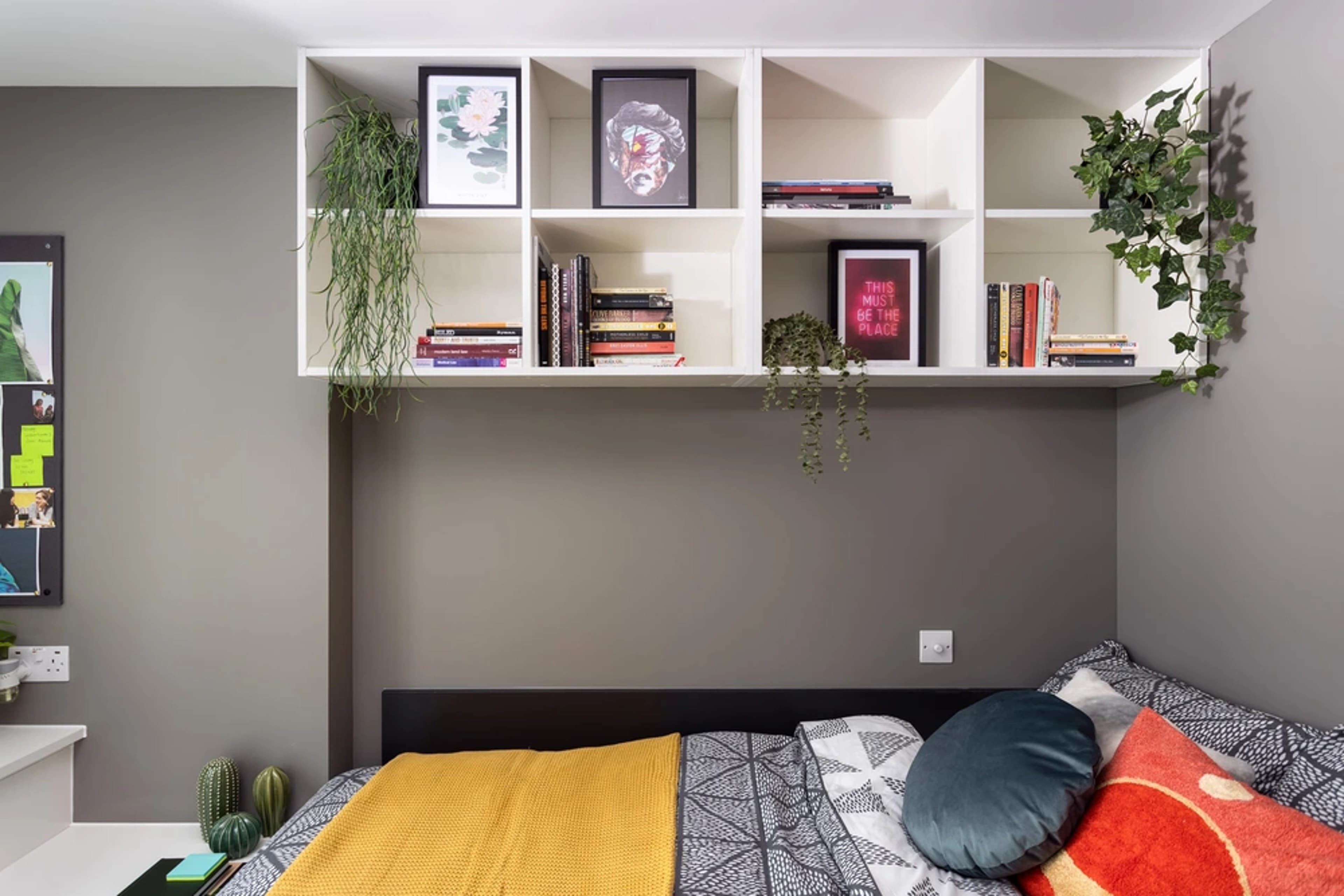 Small High Double En-Suite - 1