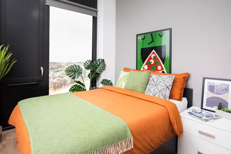 Large High Double En-Suite - 1