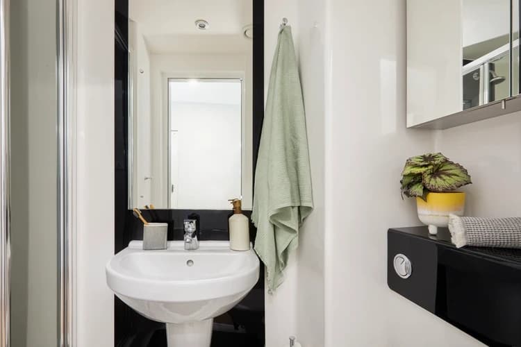 Large High Double En-Suite - 4