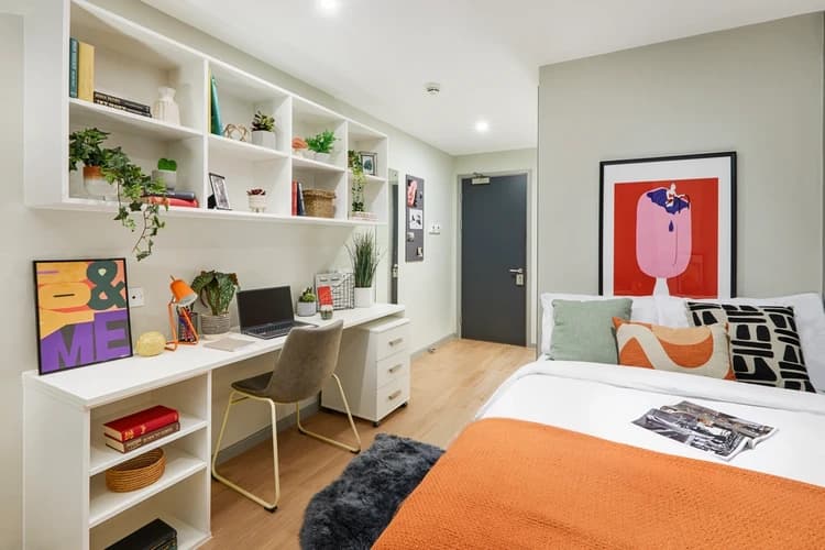 Large High Double En-Suite - 3