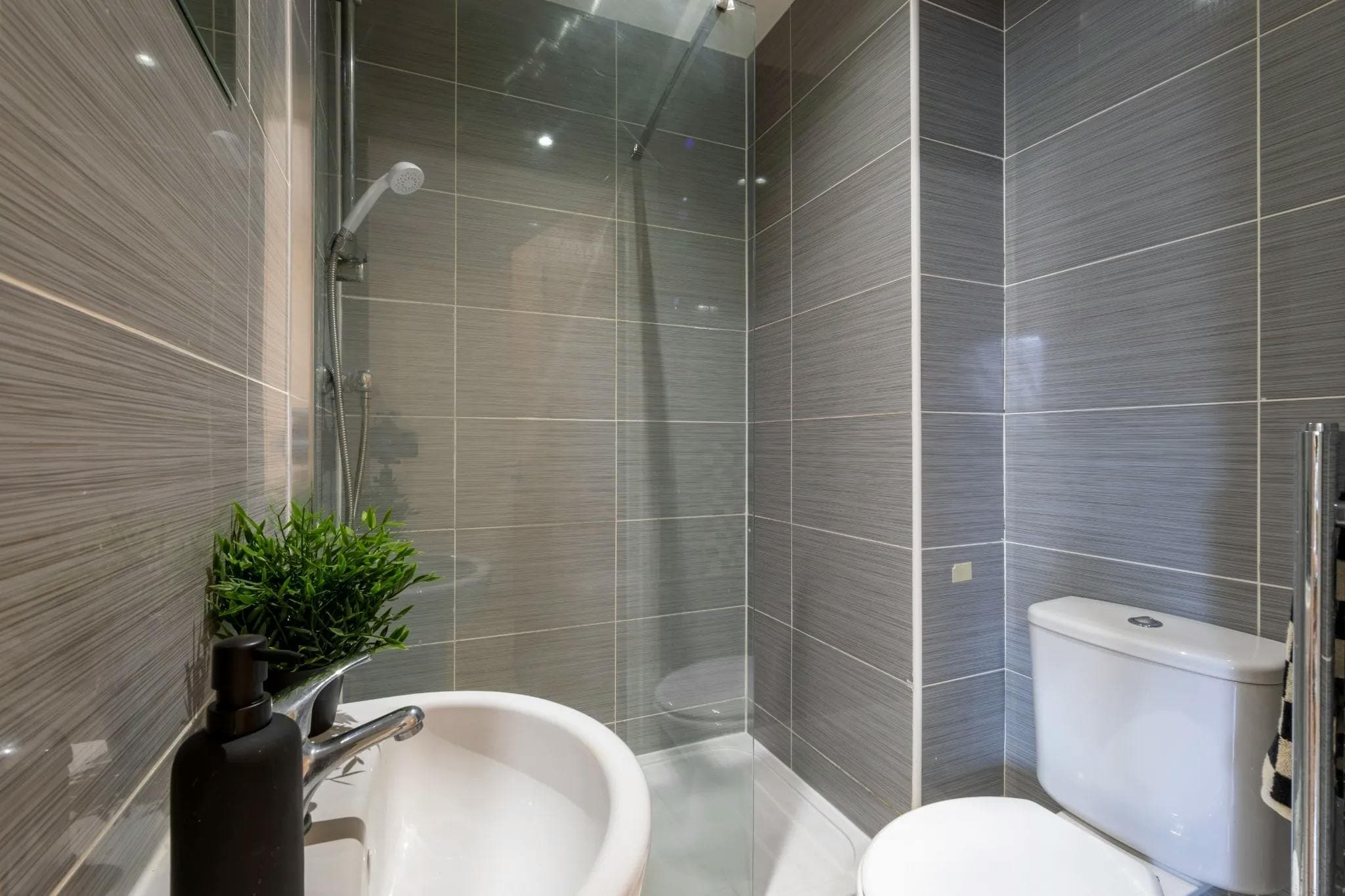Silver En-Suite - 4
