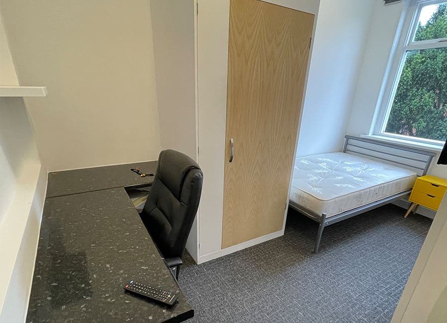 Standard En-Suite (Halls E) - 4