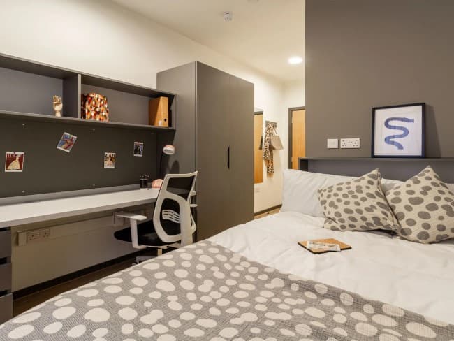 Bronze En Suite 7 Share - 1