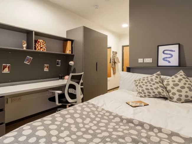 Silver En Suite 6 Share - 1