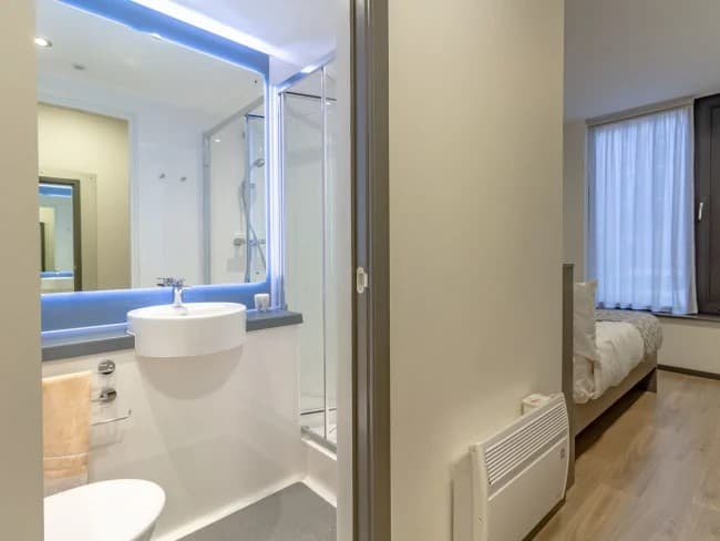 Silver En Suite 6 Share - 3