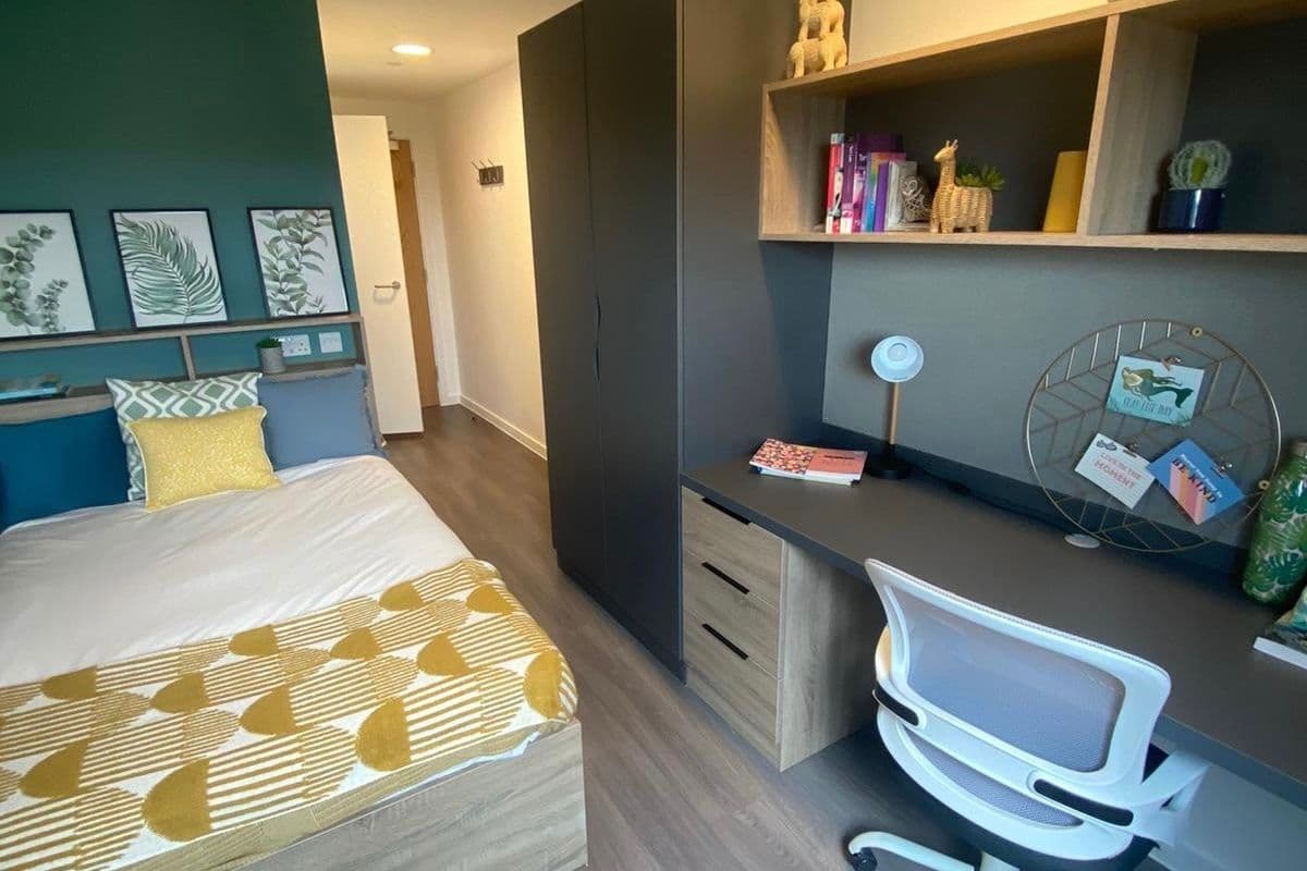 Silver En-Suite Mid Level - 4