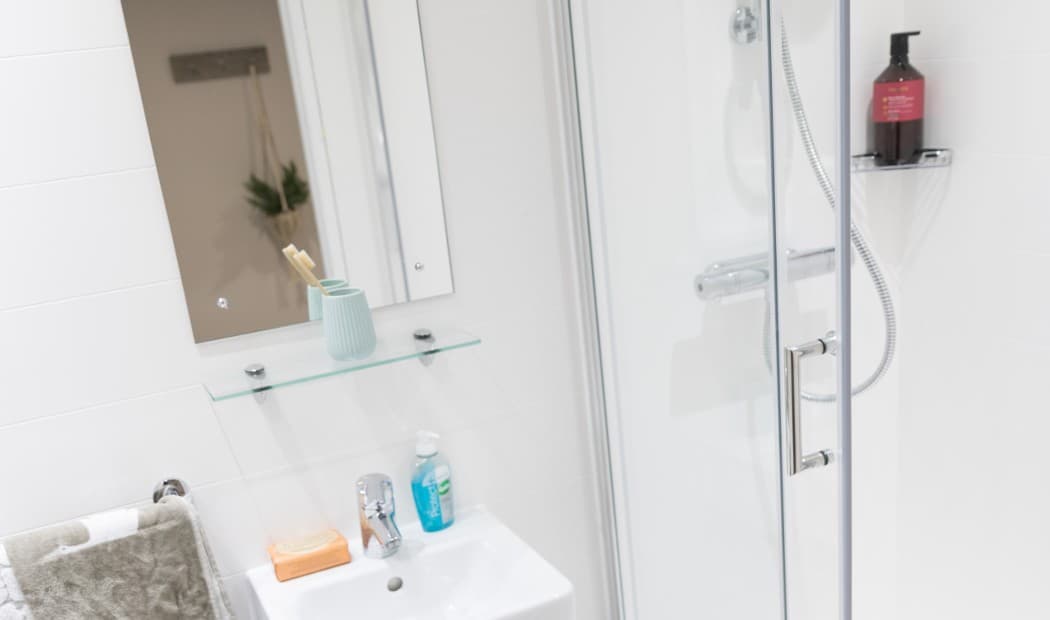 Large En-Suite - 5
