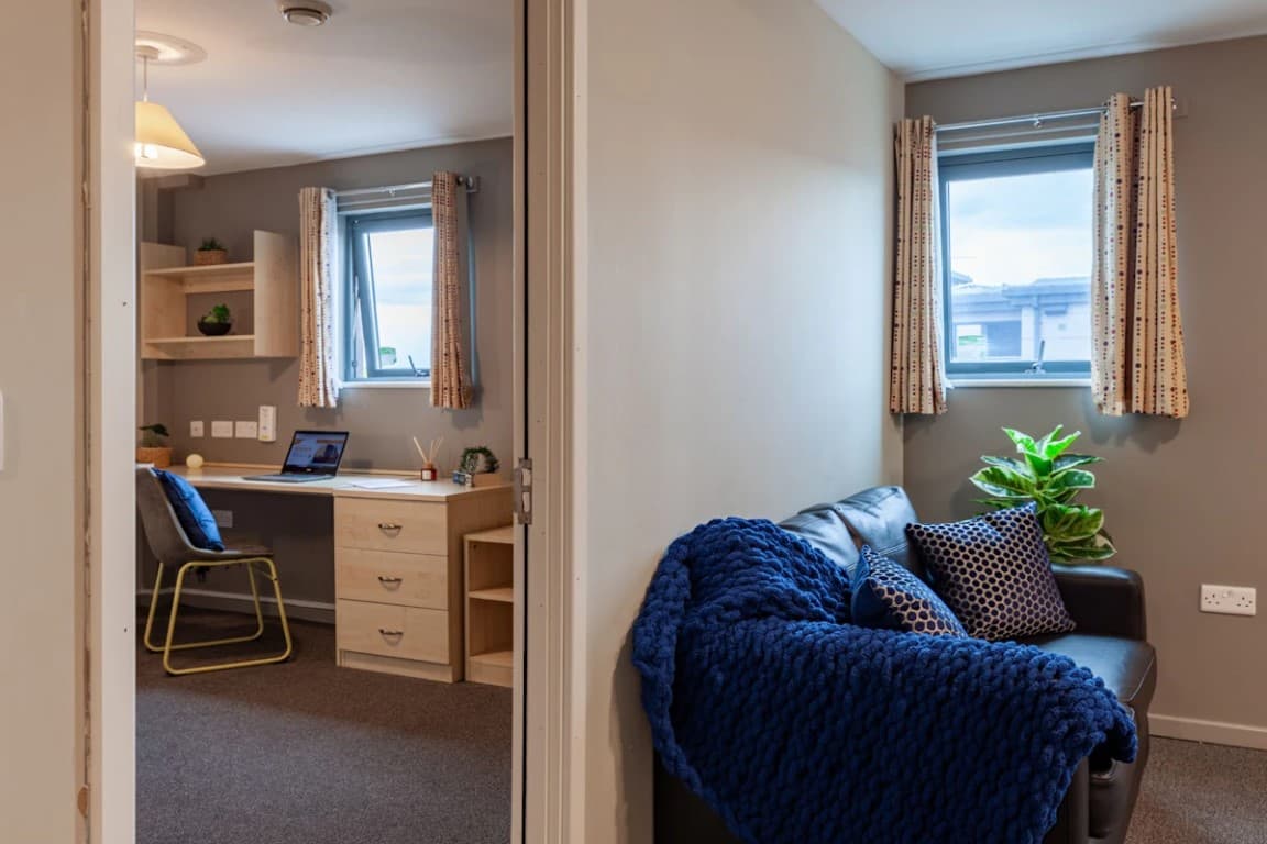 2 Bedroom Flat - 4