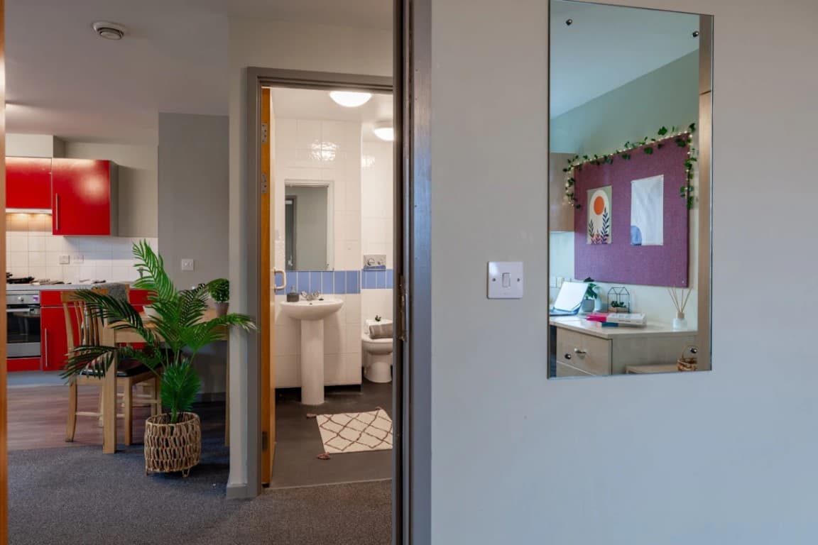 2 Bedroom Flat - 5