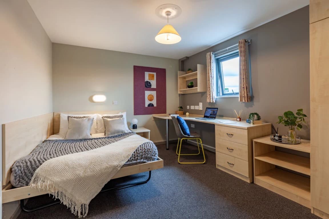 2 Bedroom Flat - 10