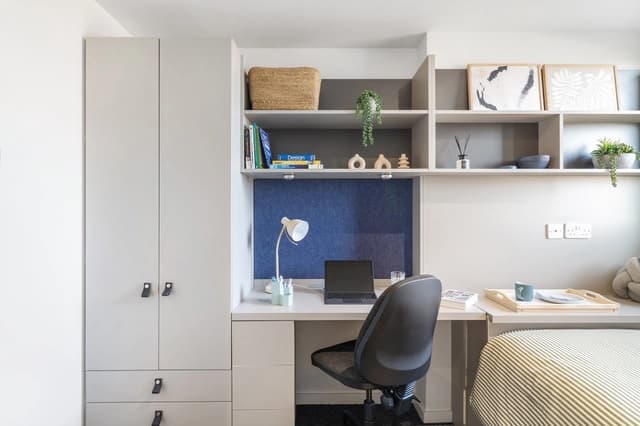Silver En-Suite - 5