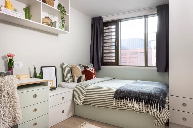 Large High Double En-Suite - 1