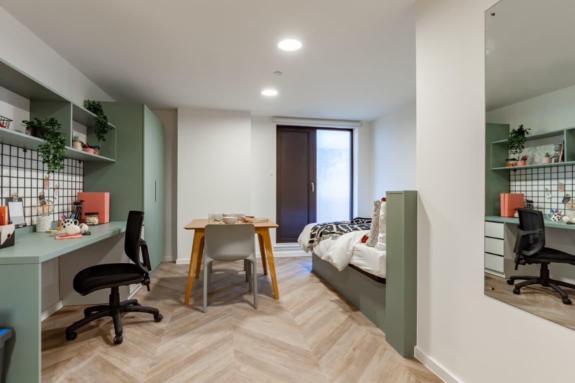 Courtyard View Studio Upper Floors - 4
