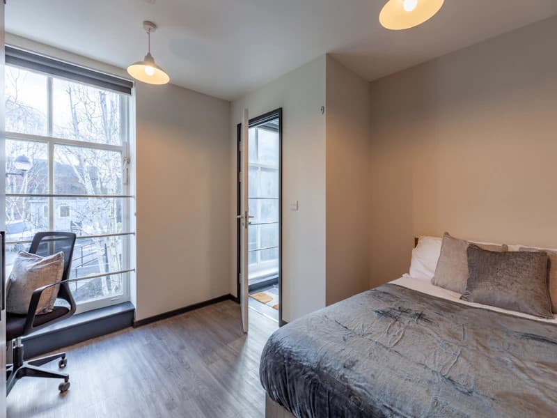 Deluxe Ensuite - 1