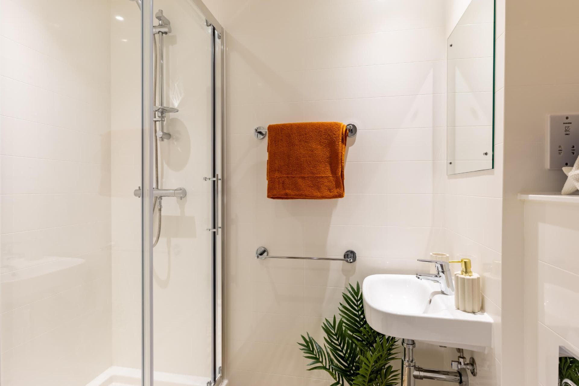 Modern Classic En-Suite - 3