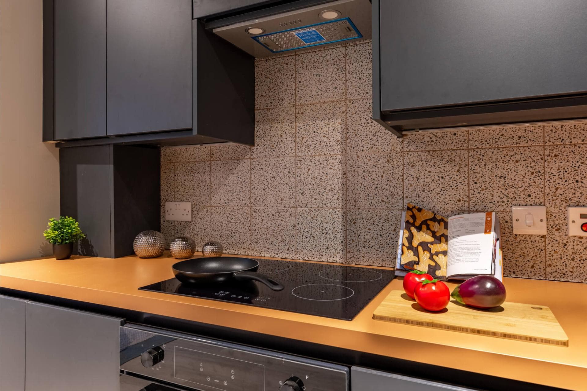 Modern Standard En-Suite - 9