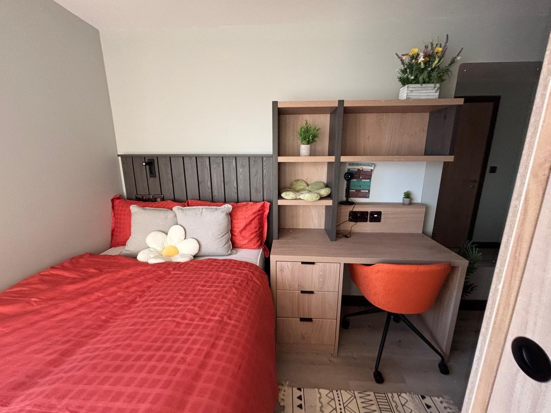 Modern Standard En-Suite - 4