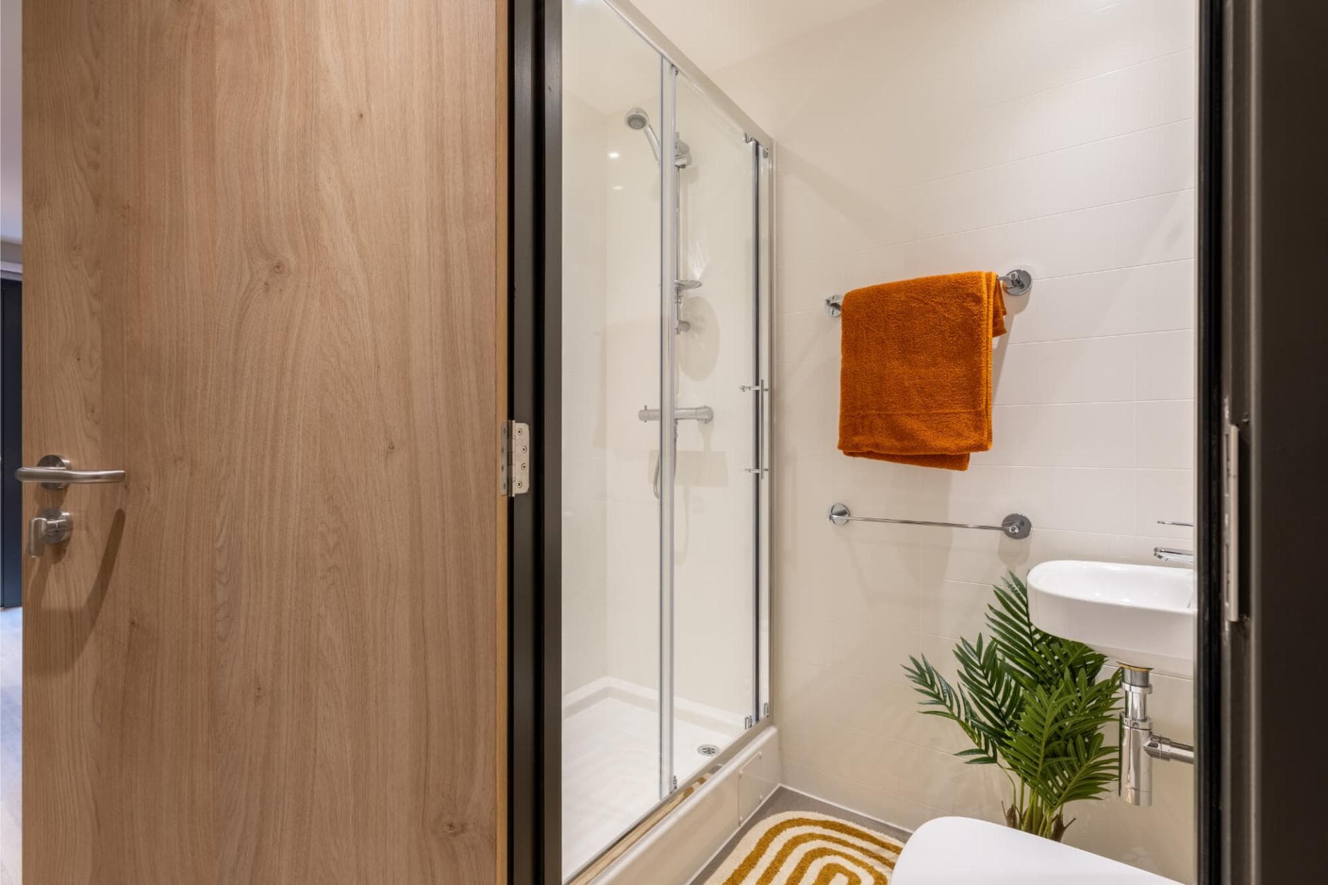 Modern Standard En-Suite - 7