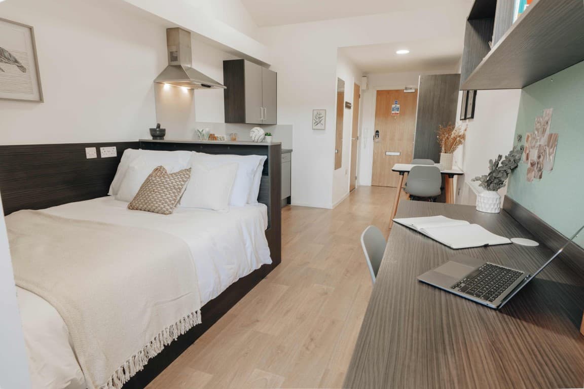 Silver Balcony Studio Riverside (Top Floor) - 1
