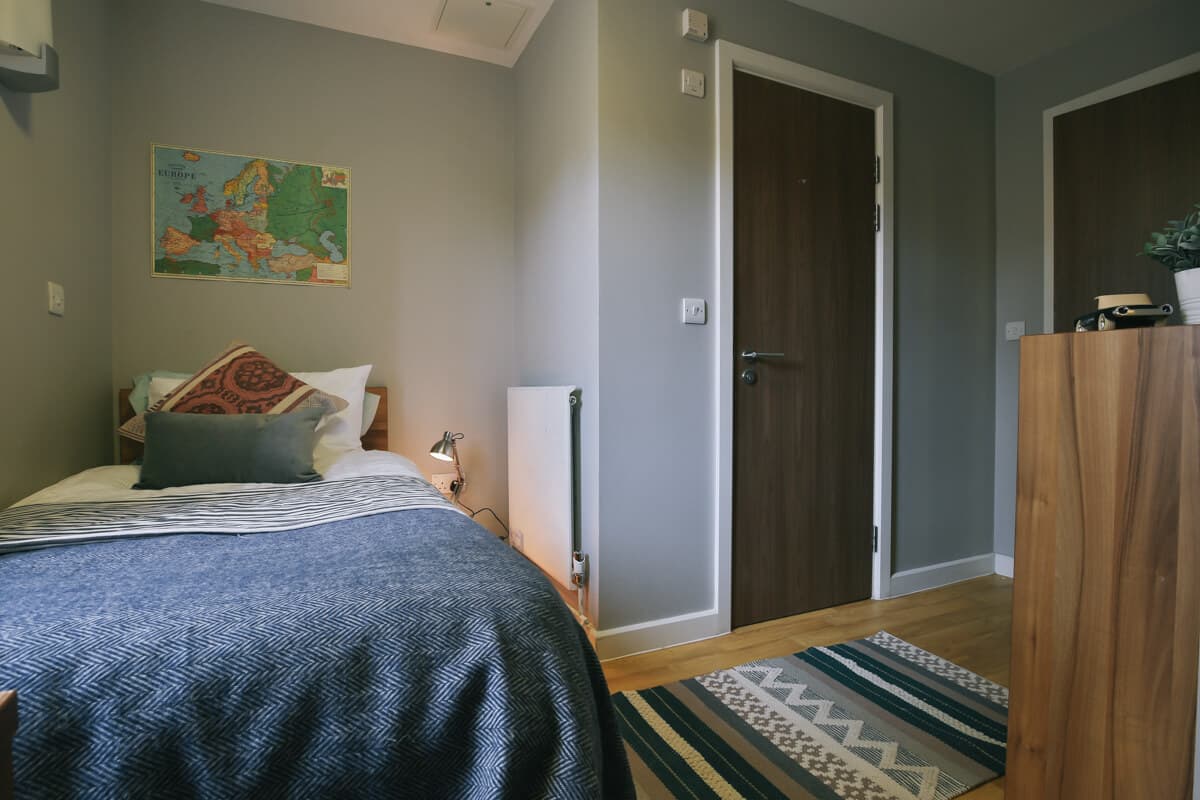 2 Bed - Shared Bath - Double Bed - 4