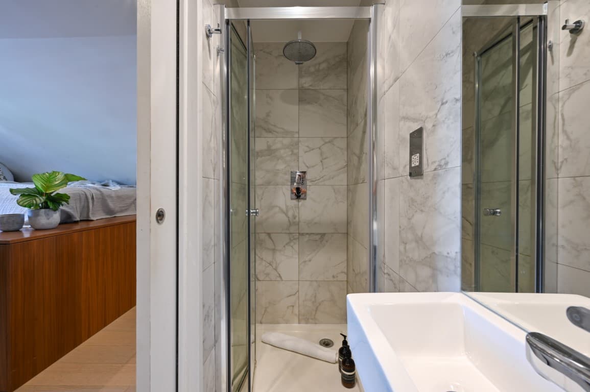 Standard En-Suite - 7