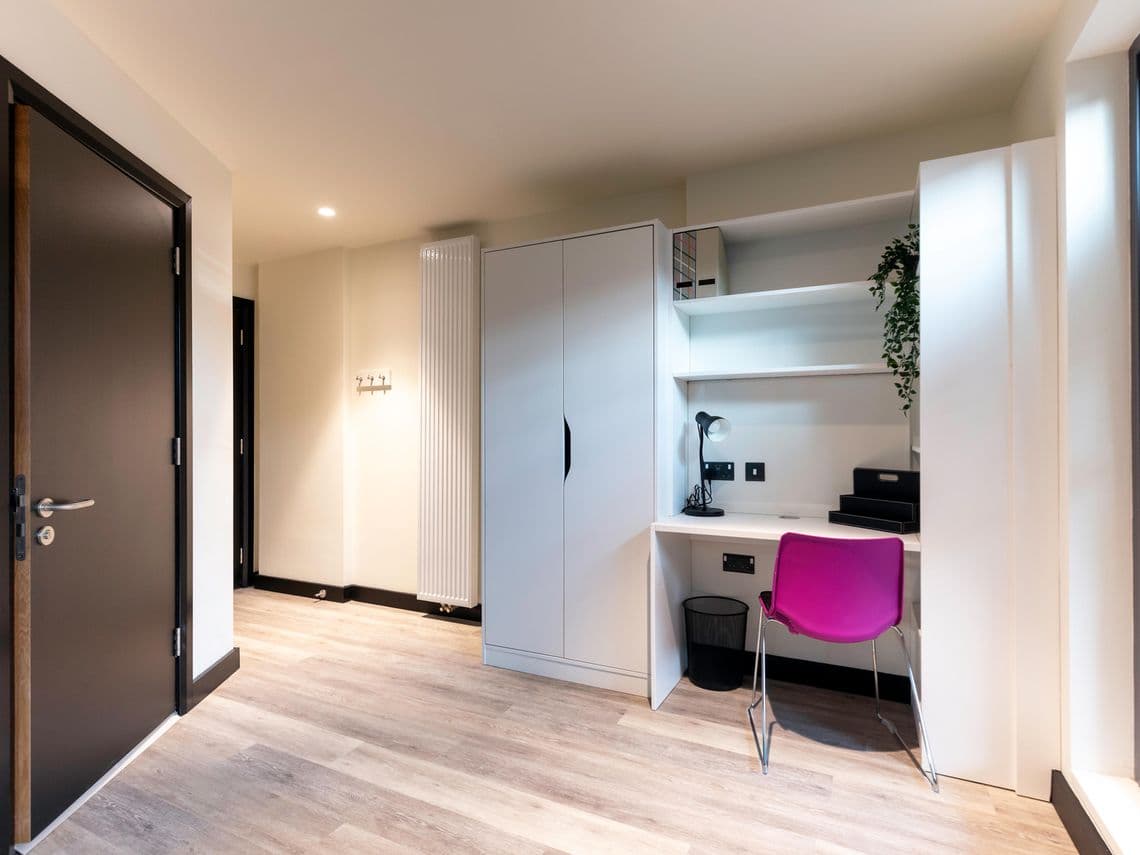 Premium Ensuite In 2 Bed Apartment - 3
