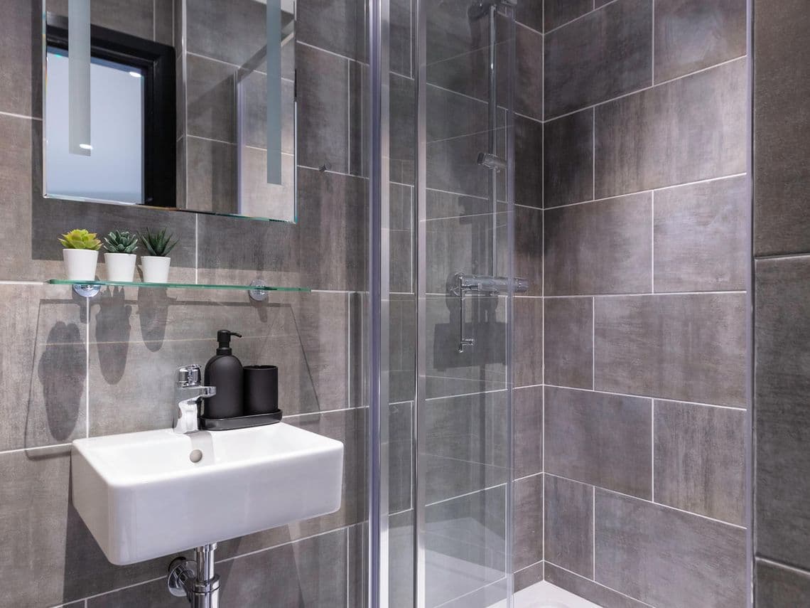 Premium Ensuite In 2 Bed Apartment - 5