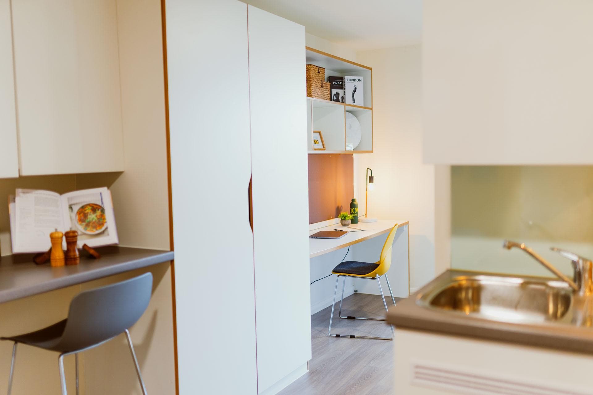 Gold Plus Studio (Cardiff Bay South View) - 9